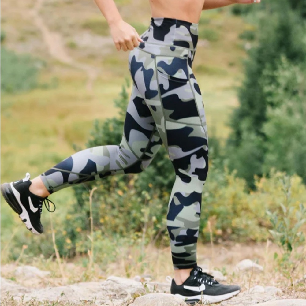 Zyia Camo Light n Tight Leggings. Size 4.